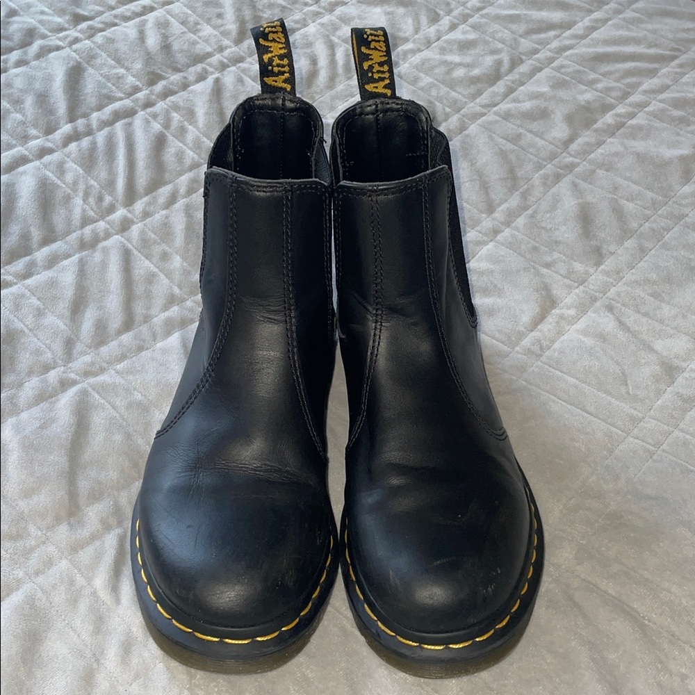 *SOLD* DR. MARTENS 2976 Yellow Stitch Smooth  Leather Chelsea Boots sz 9 - Picture 2 of 12